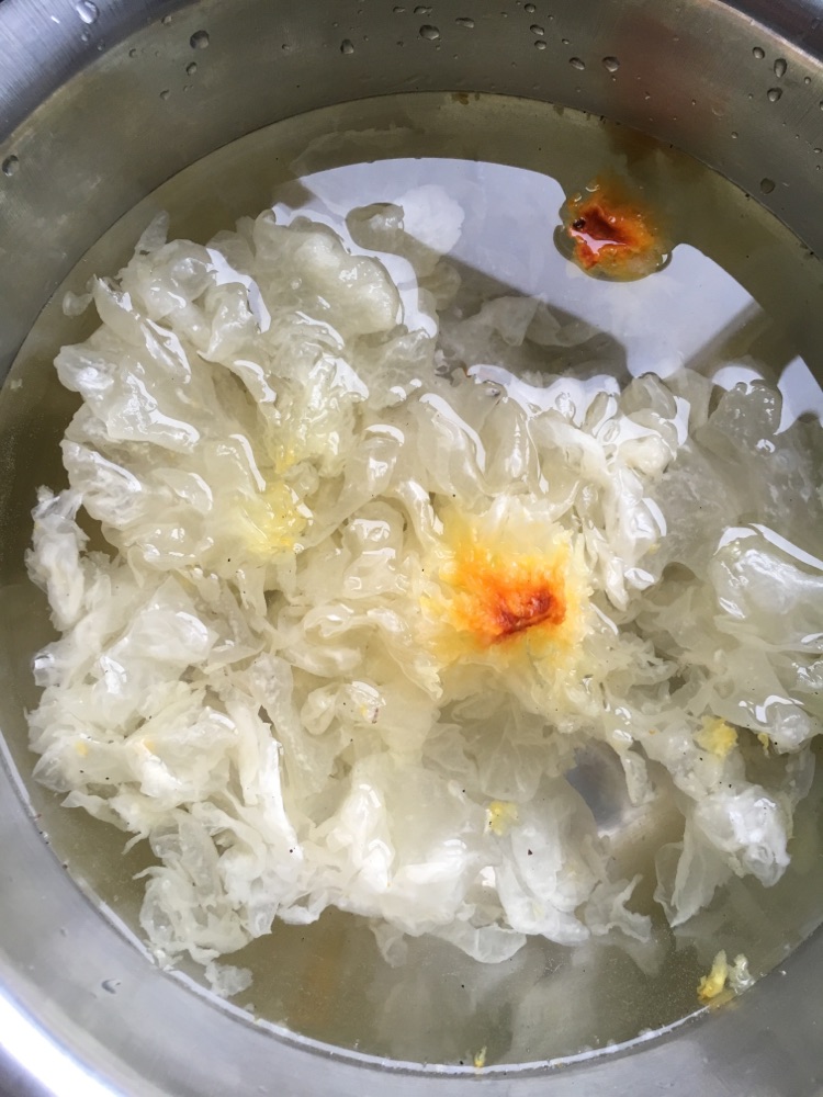 银耳红枣雪梨羹的做法图解1