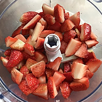 #餐桌上的春日限定#草莓椰蓉小方的做法图解1