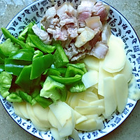 青椒土豆片炒肉的做法图解1