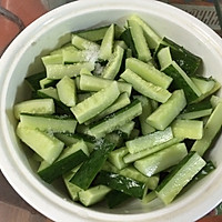 开胃小菜—酱黄瓜的做法图解1