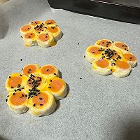 神奇的手抓饼【香肠梅花酥】的做法图解3