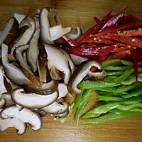 腐竹炒香菇的做法图解3
