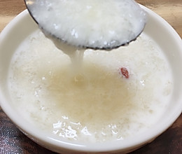 红枣枸杞牛奶炖雪燕的做法