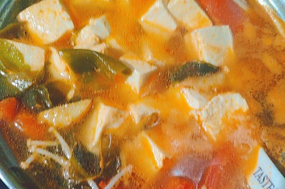 西红柿海带苗金针菇豆腐汤