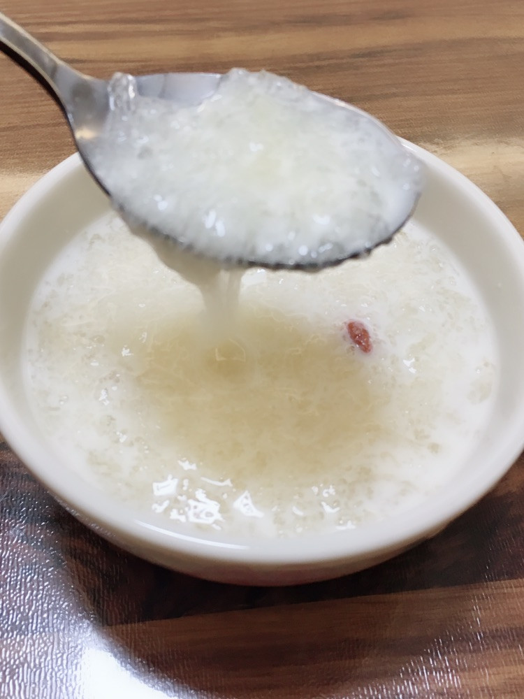 红枣枸杞牛奶炖雪燕的做法