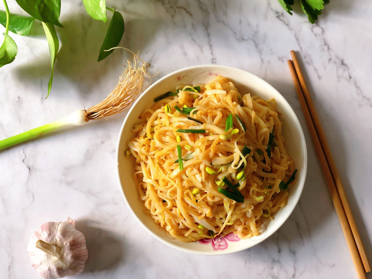豆芽炒河粉的做法