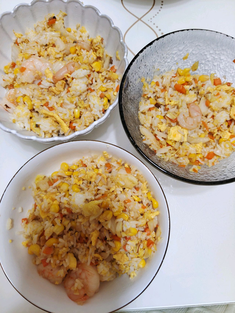 虾仁玉米胡萝卜白菜蛋炒饭的做法