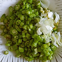 线椒炒虾米的做法图解1