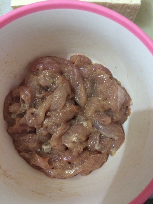 白菜猪肉炖豆腐的做法图解2
