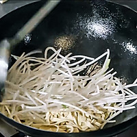 极妙厨房丨韭菜银芽炒千张的做法图解2