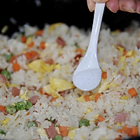 扬州炒饭#《风味人间》美食复刻大挑战#的做法图解9
