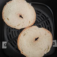 #刘畊宏女孩减脂饮食#鸡蛋培根贝果三明治的做法图解1