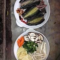 台湾泥鳅三鲜汤的做法图解2
