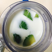 牛油果养乐青草特饮的做法图解2