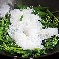 #换着花样吃早餐#韭菜炒粉丝的做法图解6