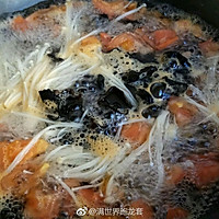 简单易学的快手『番茄木耳金针菇蛋花汤』的做法图解2