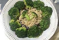西兰花炒金针菇的做法