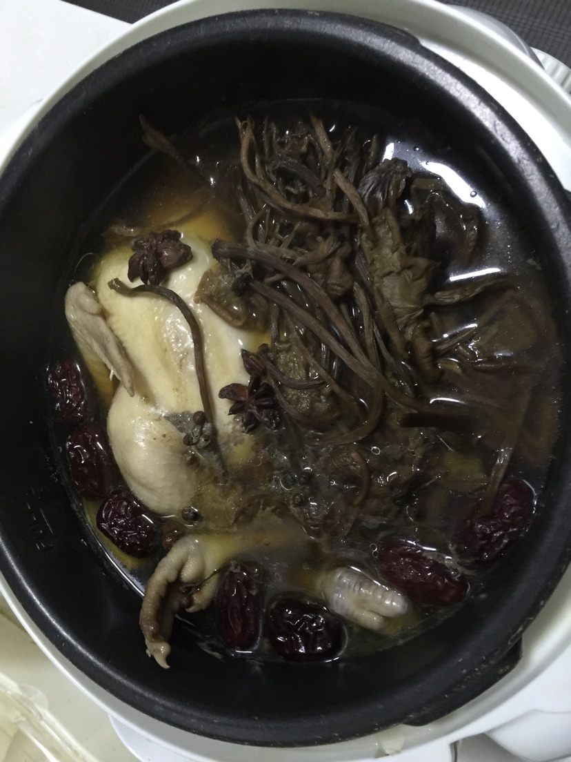 茶树菇炖三黄鸡的做法图解3