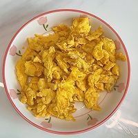 简单翻炒几下就ok的油菜炒鸡蛋的做法图解2