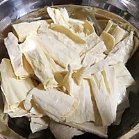 这菜蛋白质含量高，配上尖椒炒着吃，辣味十足，配上米饭吃真过瘾的做法图解1