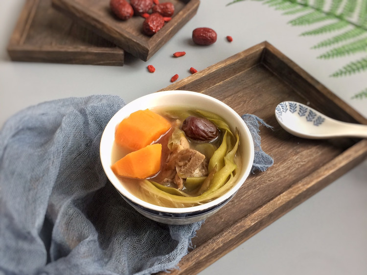 老火靓汤: 蜜枣剑花骨头汤的做法