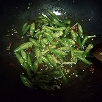 腊肠炒豆皮的做法图解2