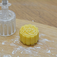 酥香松软的奶黄流心月饼的做法图解19