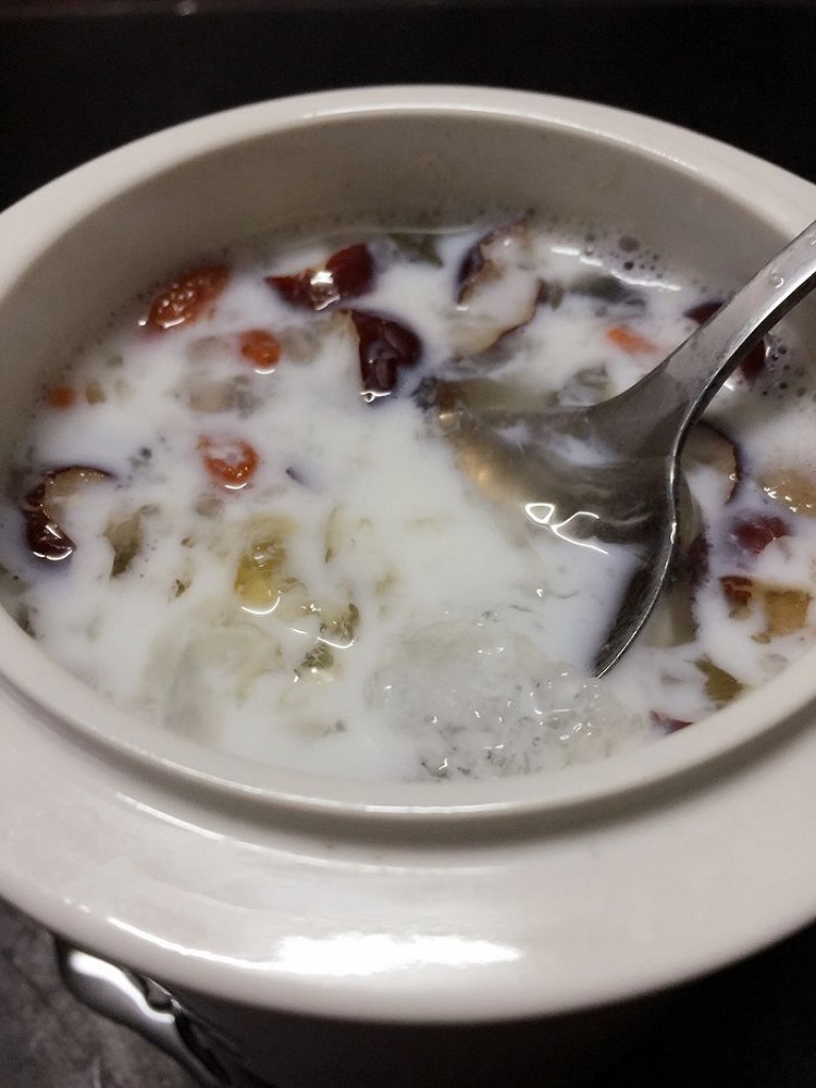 桃胶燕窝牛奶羹的做法
