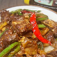 #测测你的夏日美食需求#香辣下饭菜：尖椒炒牛排骨的做法图解1