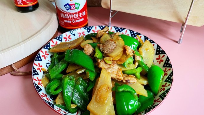 从小吃到大的肉片炒土豆柿子椒，肉香味美色撩人