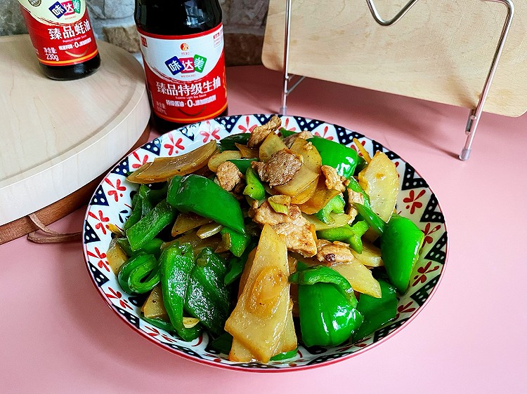 从小吃到大的肉片炒土豆柿子椒，肉香味美色撩人的做法