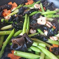 芦笋、黑木耳、胡萝卜炒黑胡椒虾仁的做法图解13