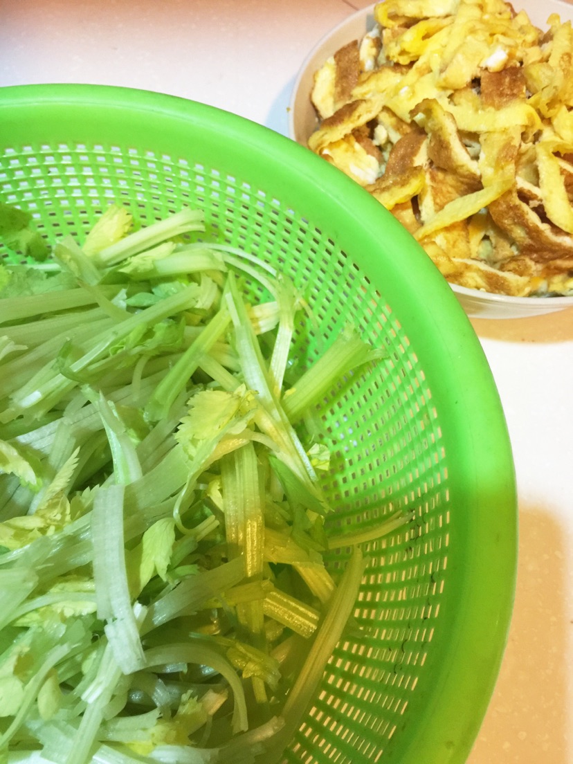 凉拌芹菜蛋皮丝的做法图解1