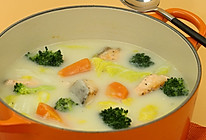 西趣奶炖三文鱼时蔬的做法