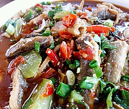 李孃孃爱厨房之一一青笋，酸菜烧泥鳅的做法