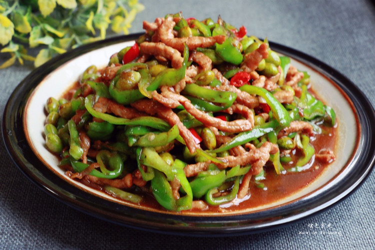 夏日必备下饭菜～青椒毛豆肉丝的做法