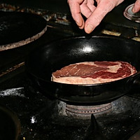 香煎澳洲安格斯眼肉牛排的做法图解1