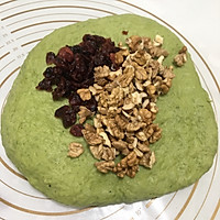 抹茶蔓越莓核桃软欧包的做法图解2