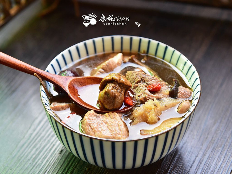 姬松茸茶树菇瘦肉汤的做法