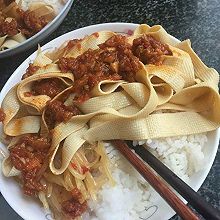 土豆丝豆皮辣酱拌饭