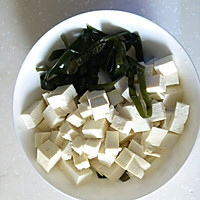 三文鱼头豆腐海带汤的做法图解4