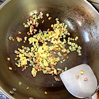 宝宝食谱：黄瓜玉米火腿鸡蛋炒饭～的做法图解3