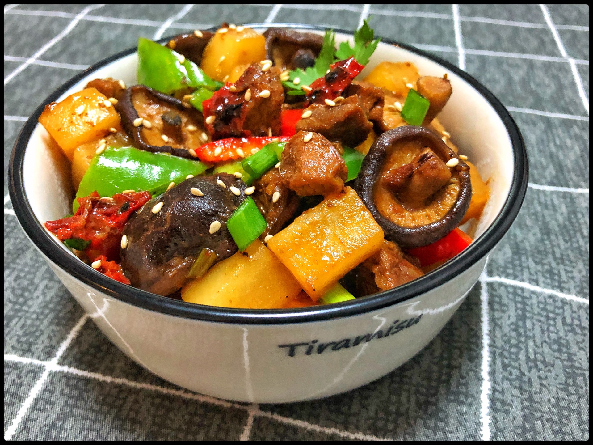 Braised beef with mushroom and radish