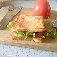 早午餐Brunch：蔬菜培根三明治配奶蛋的做法图解3