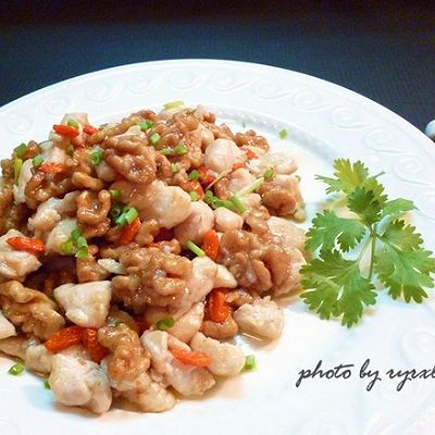 核桃仁枸杞炒鸡丁