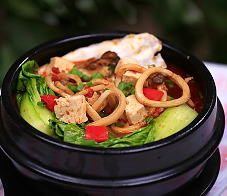 石锅牡蛎鱿鱼豆腐汤