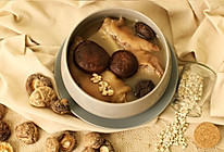 薏米香菇炖蹄美容汤的做法