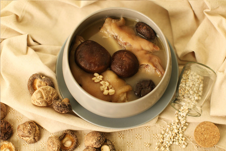 薏米香菇炖蹄美容汤的做法