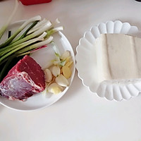 牛肉豆腐煲的做法图解1