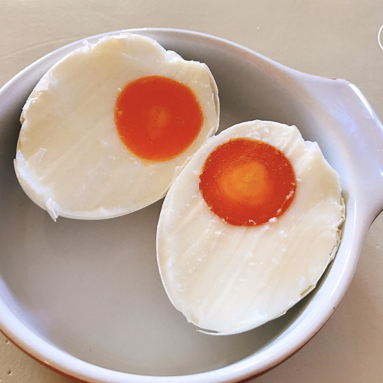 自制咸鸭蛋的配方把鸡蛋腌出了油的做法